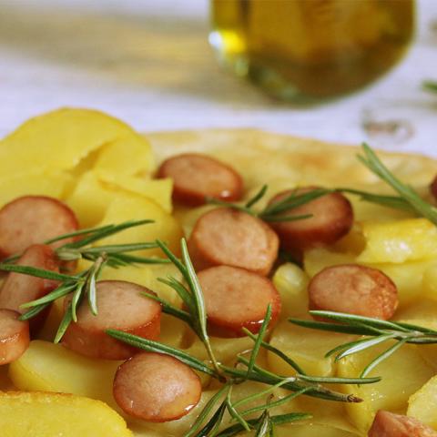 Focaccia con würstel e patate