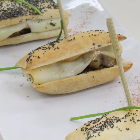Panino di Pasta Sfoglia Delicata Buitoni con funghi porcini e scamorza affumicata