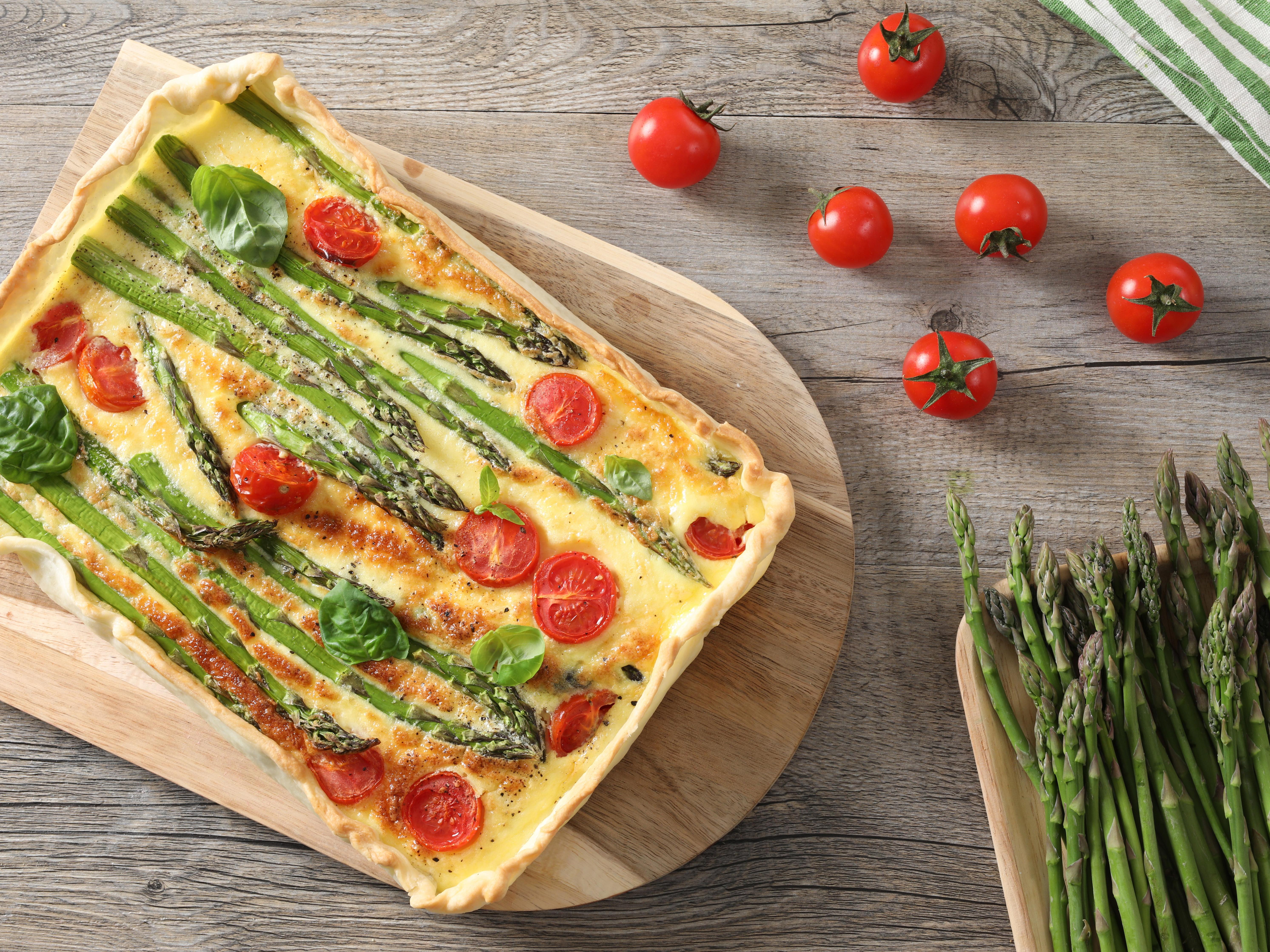 Quiche con asparagi e pomodorini